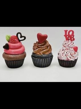 Cupcakes & cashmere set of 3 valentine cupcakes decor